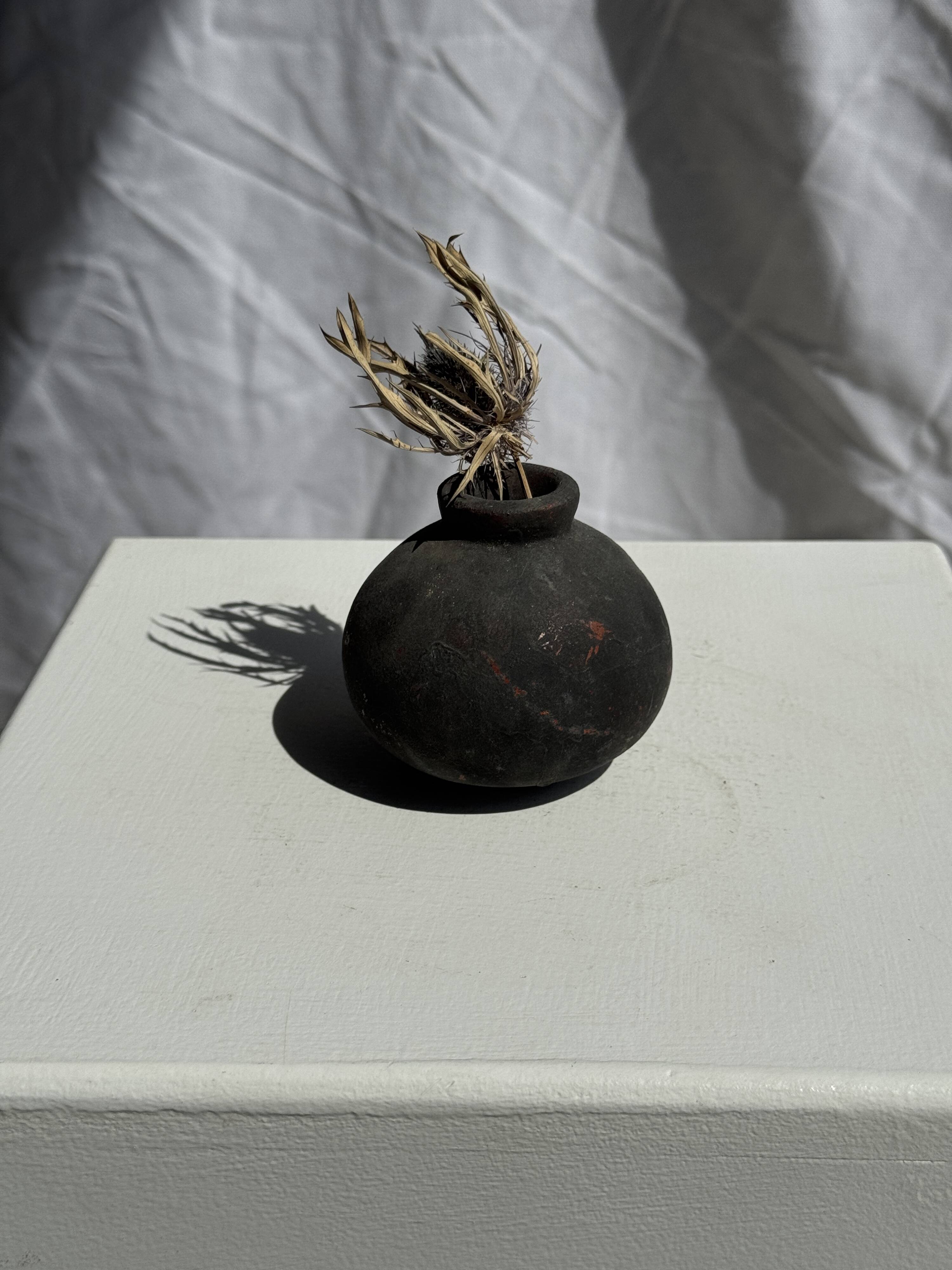 Minuscule black round pot in Indonesian terracotta H7 D7