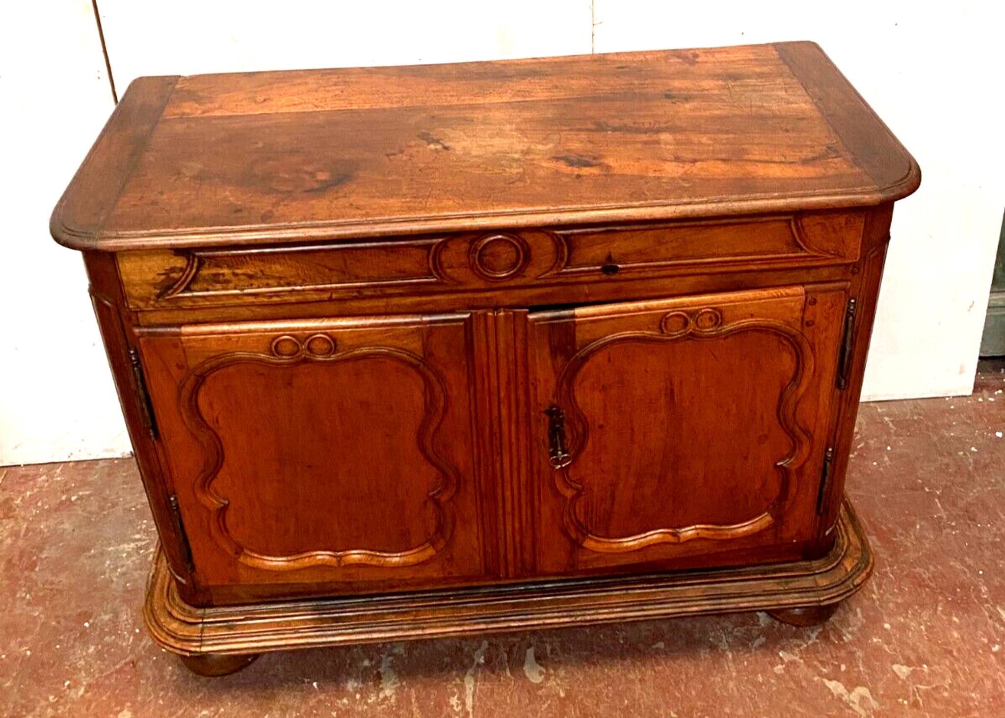 Buffet de stryle Louis XIV en noyer massif XIX siècle