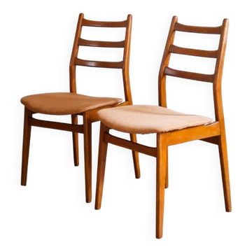 2 vintage Scandinavian wooden chairs from the 1960s.