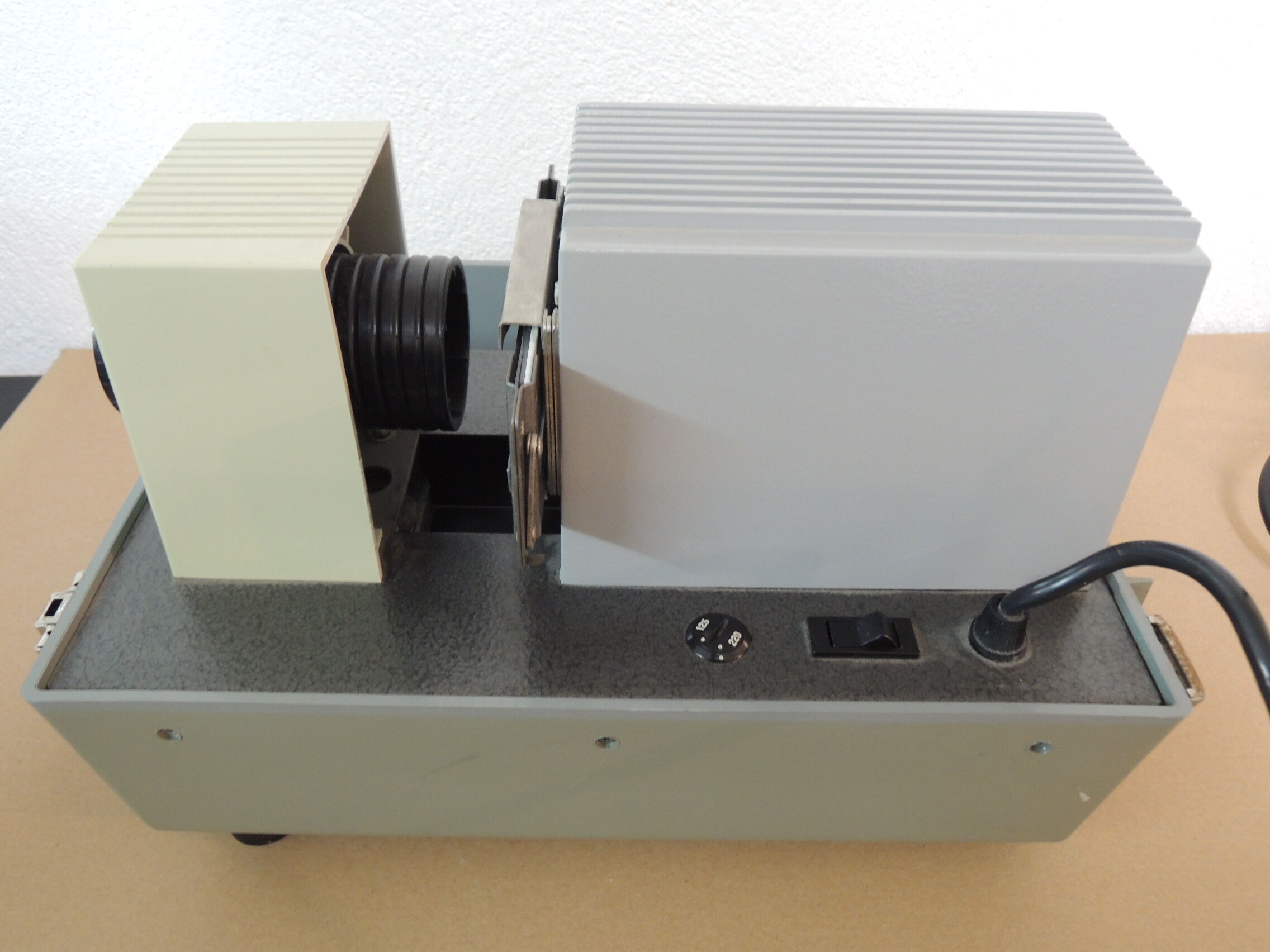 Prestrinox slide projector