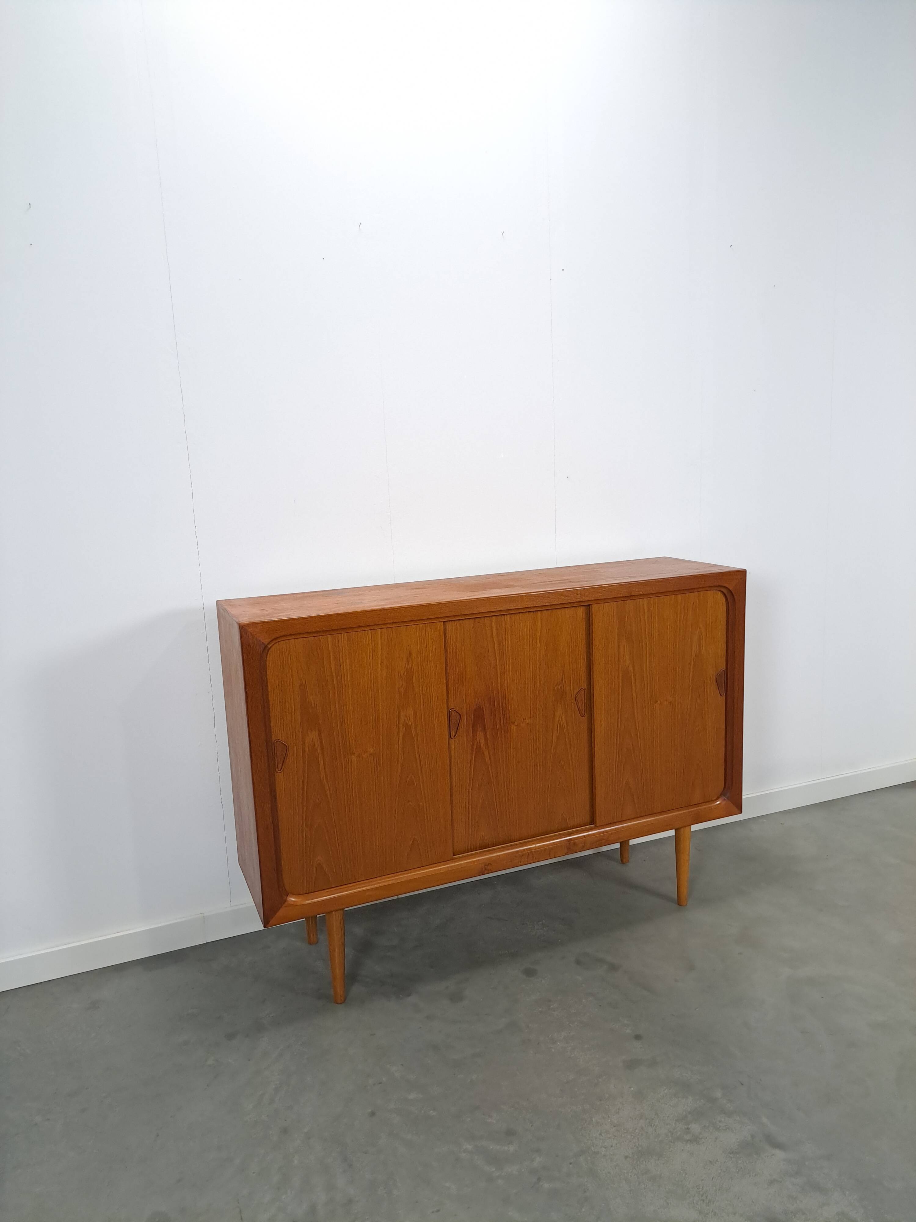 Mid Century Deens teak hoog dressoir