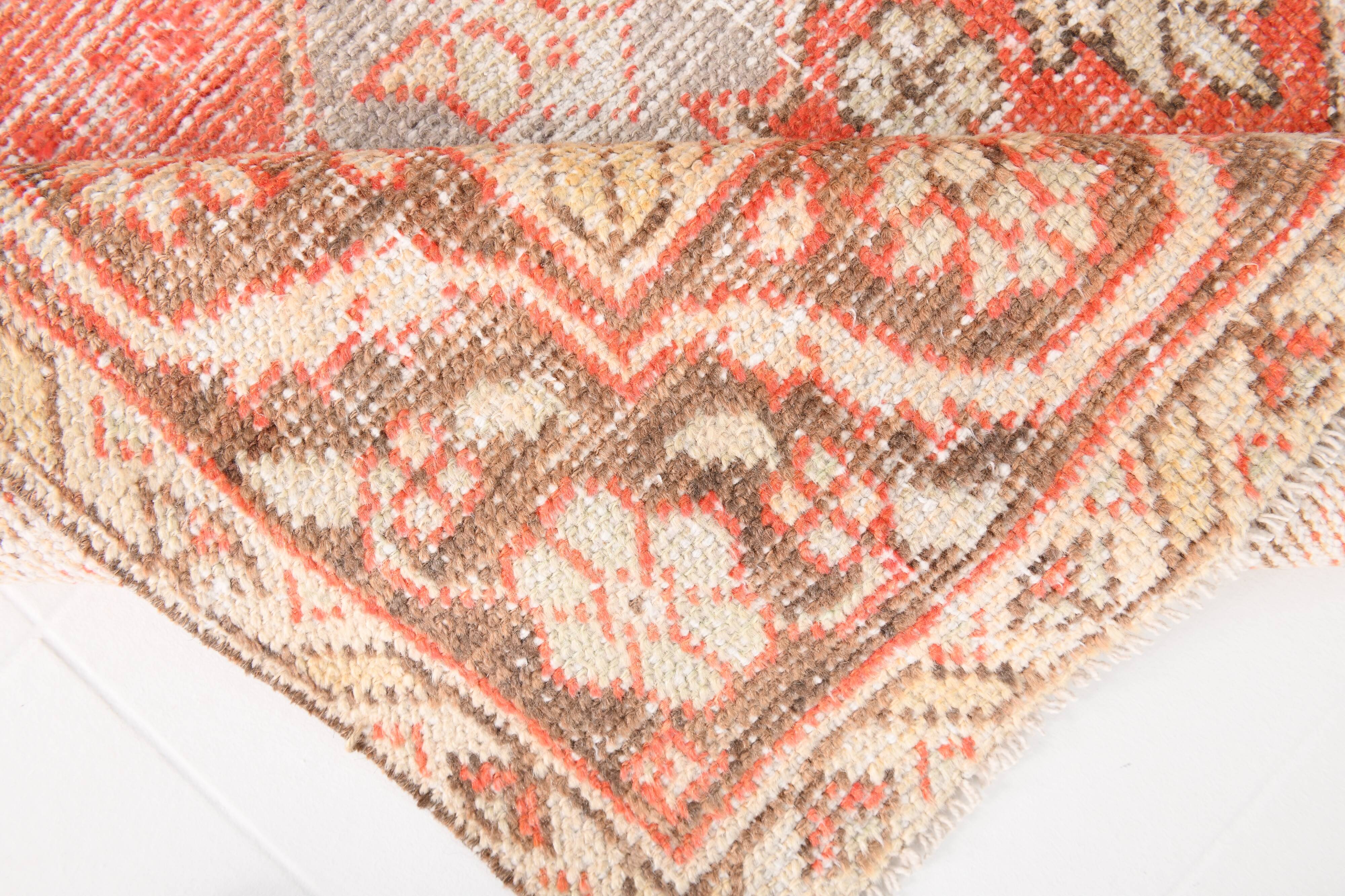 Tapis vintage à motifs orientaux rouge et crème