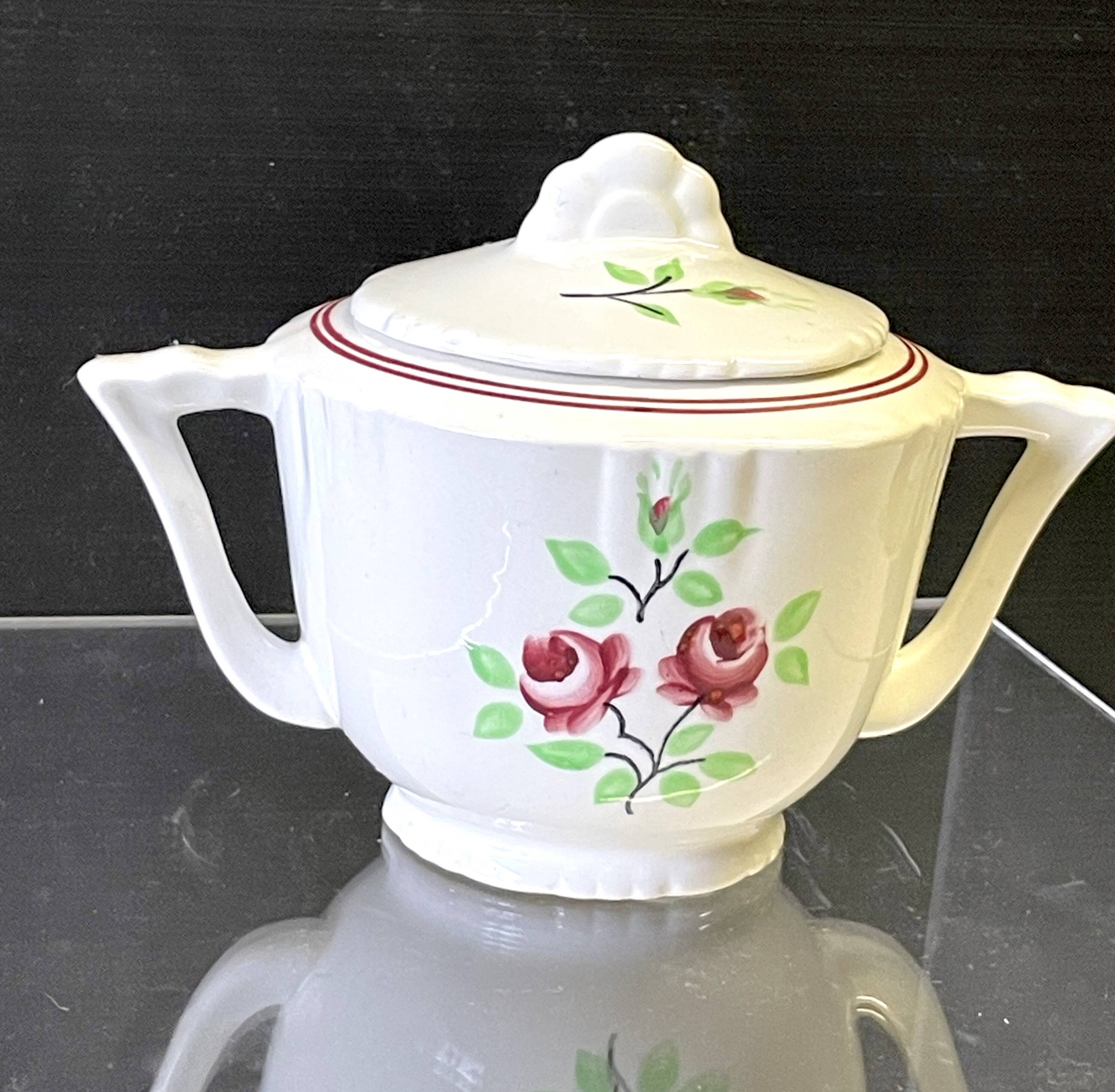 Very nice sugar bowl from Moulin des Loups in very good condition.