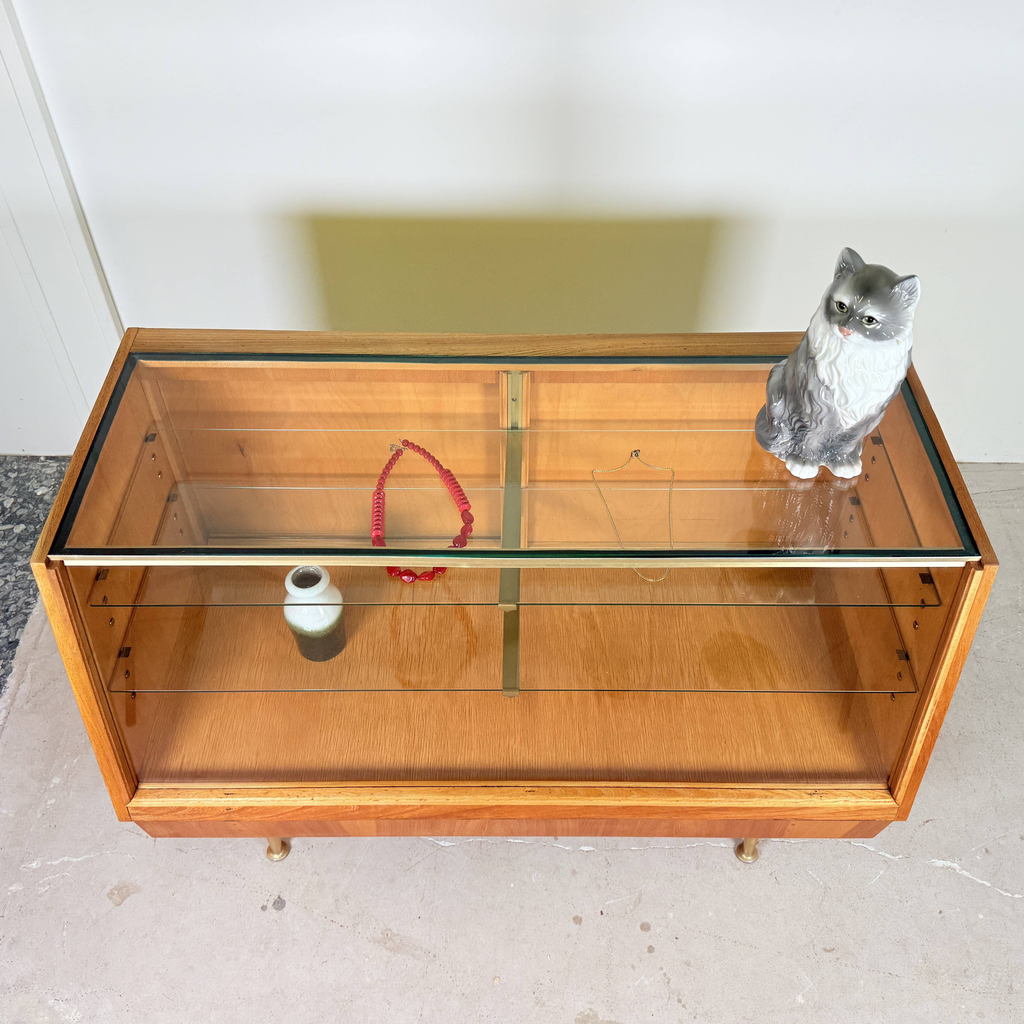 Vitrine vintage sur pieds dorés