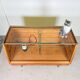 Vitrine vintage sur pieds dorés