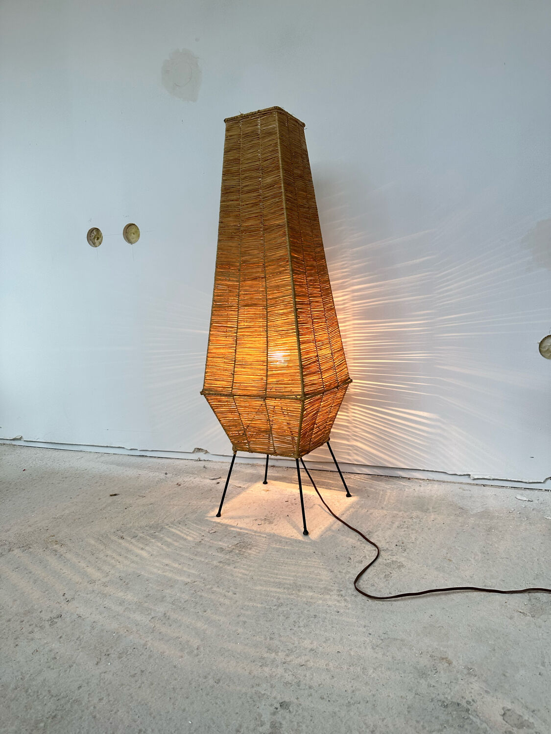 Table lamp in metal and raffia, 50s design