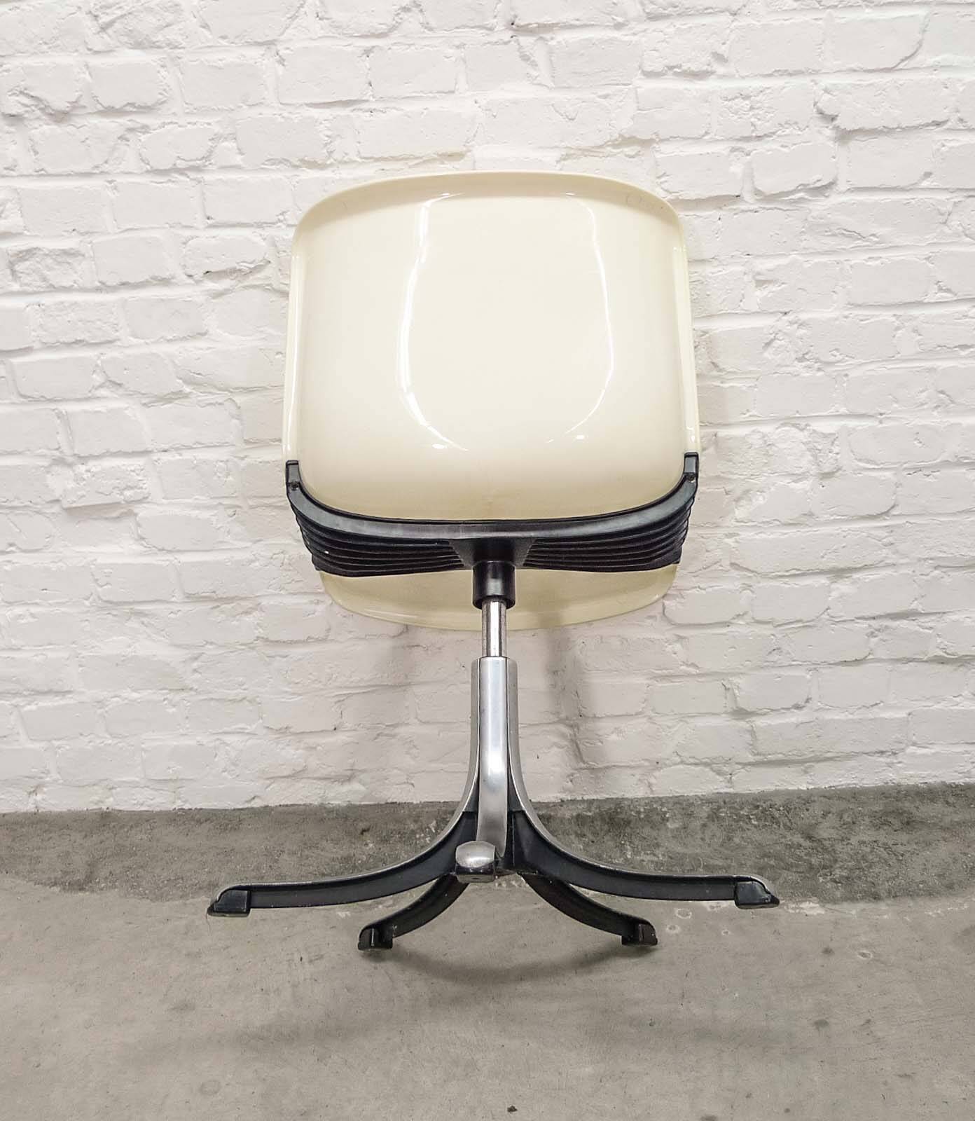 White Osvaldo Borsani 'Modus' Fiberglass and Aluminium Desk Side Chairs 70s