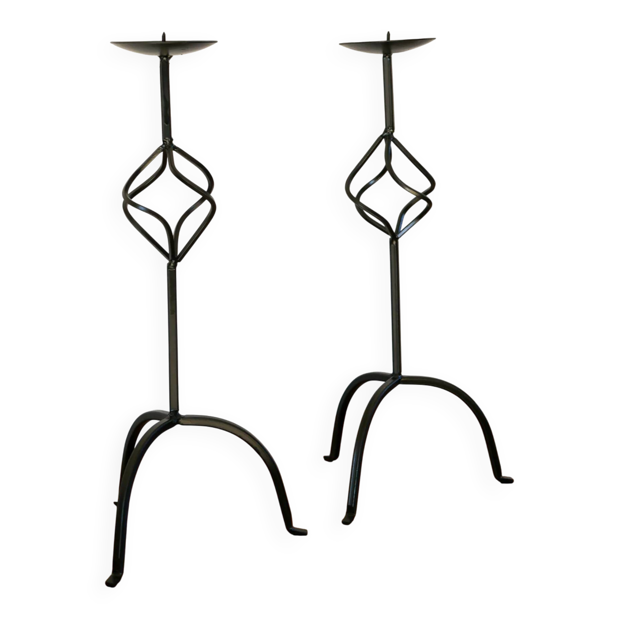 Paire de chandeliers tripodes torsadés en fer noir, brutaliste, 1970 - 44 cm