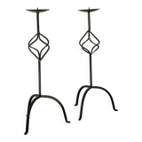 Paire de chandeliers tripodes torsadés en fer noir, brutaliste, 1970 - 44 cm