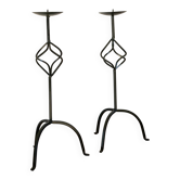 Paire de chandeliers tripodes torsadés en fer noir, brutaliste, 1970 - 44 cm