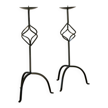 Pair of twisted tripod candlesticks in black iron, brutalist, 1970 - 44 cm