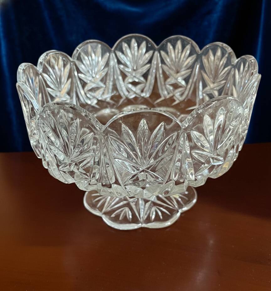 Fruit bowl / decorative centrepiece. Cut crystal.