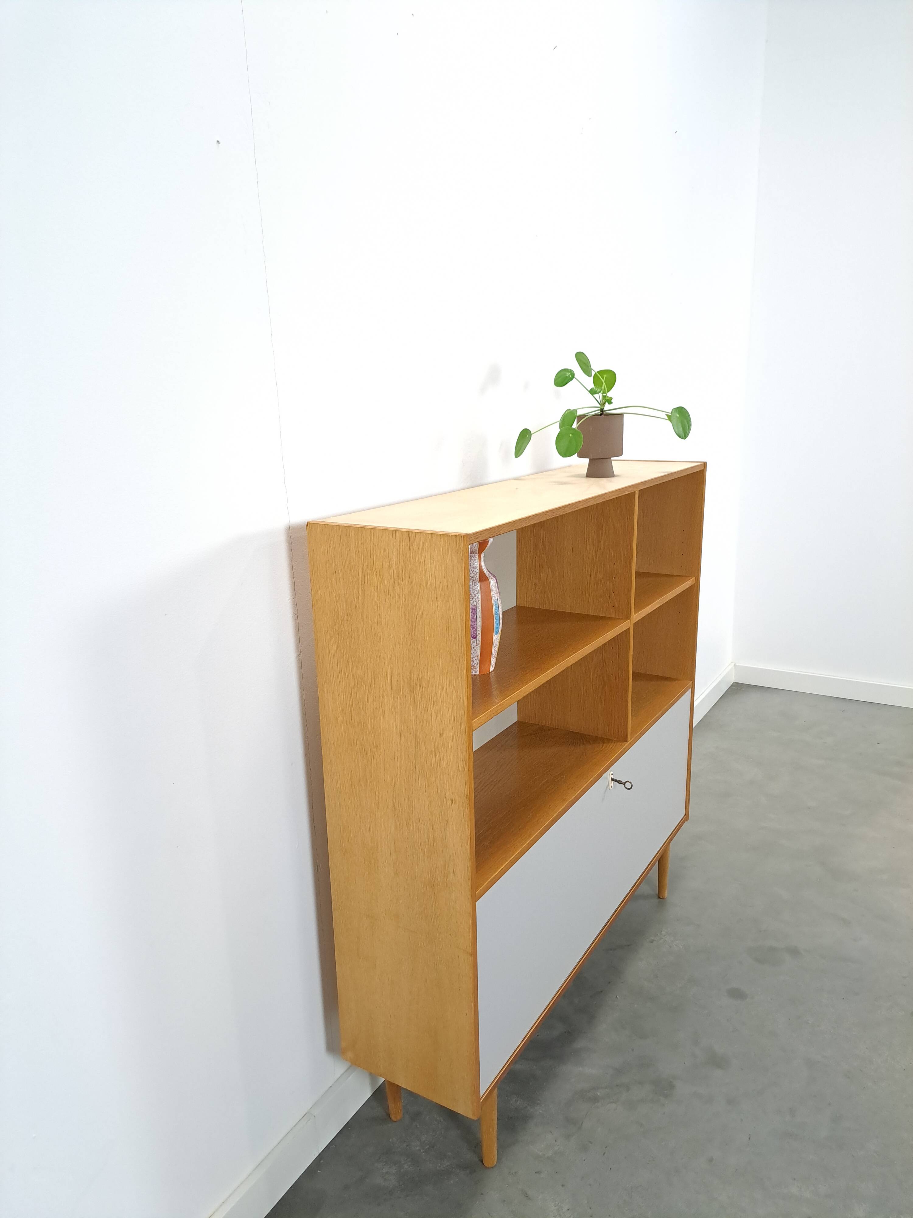 Deens Domino Mobler kast met klepdeur