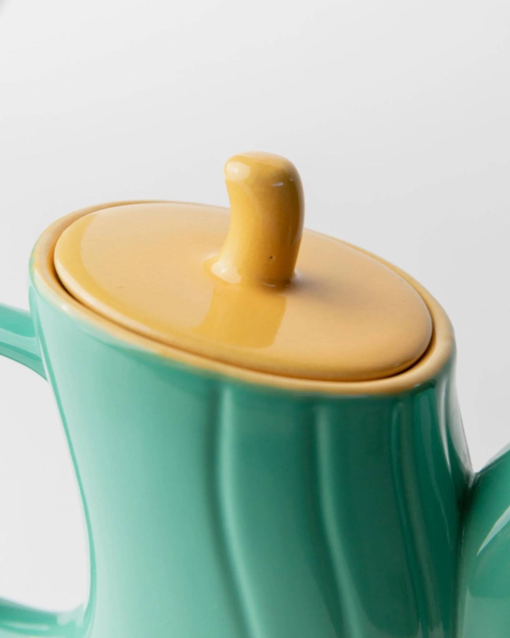 Théière en céramique turquoise par Massimo Iosa Ghini pour Naj Oleari – Couvercle jaune, flair postmoderne Memphis, années 1980.