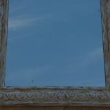 Miroir ancien chic et de style avec cadre bois sculpté en blanc cérusé et doré