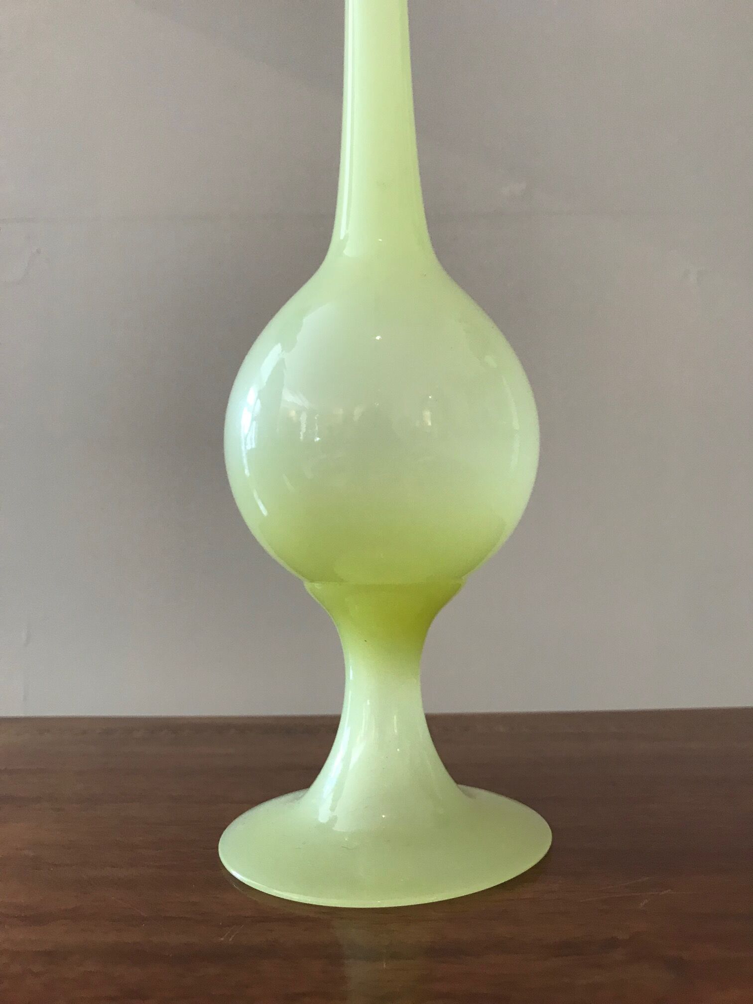 Soliflore in opaline yellow glass