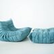 Ensemble de fauteuil et pouf Togo en velours côtelé bleu clair.