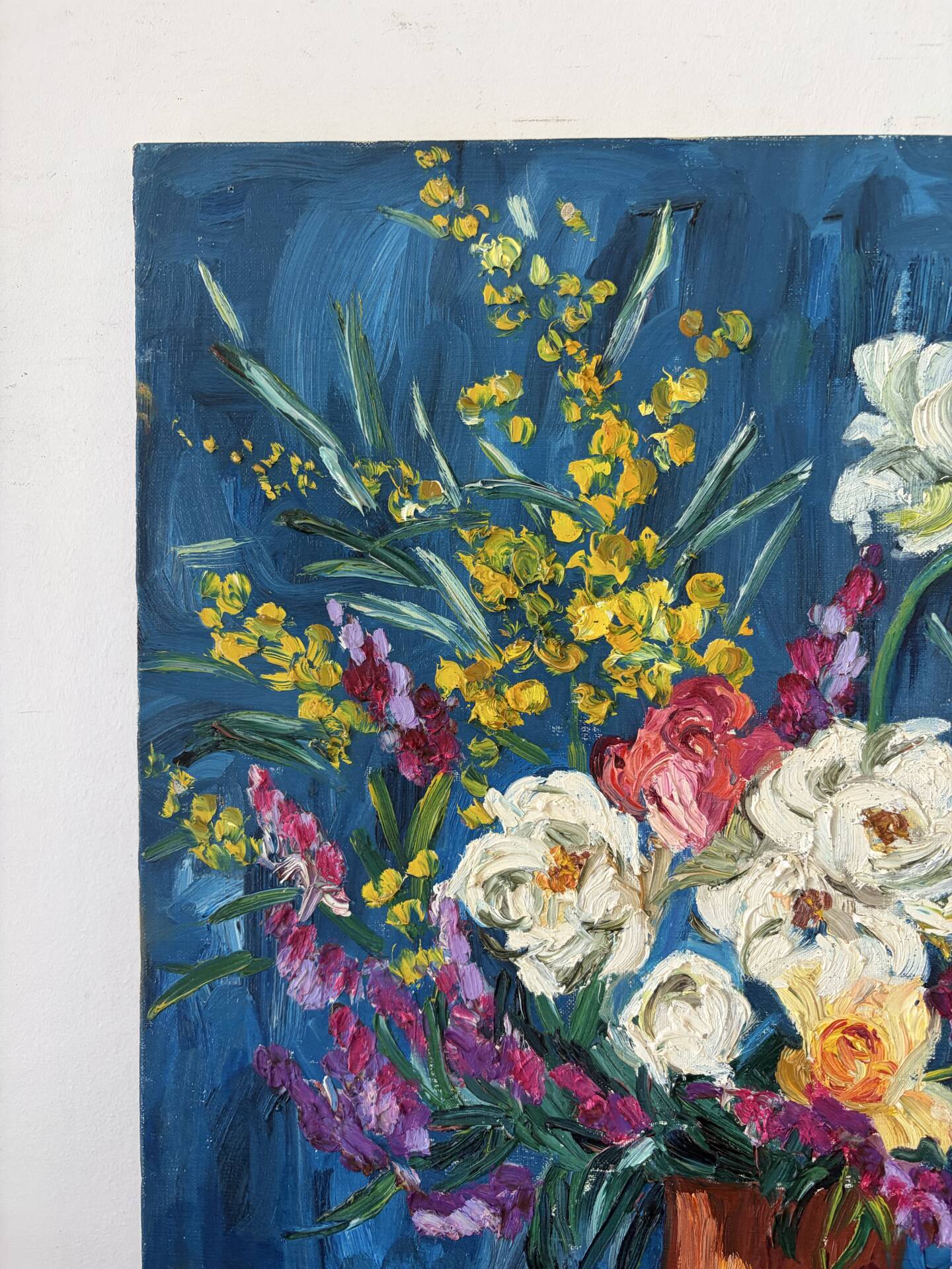 Bouquet on a blue background, oil on canvas signed Gisèle Renaut.