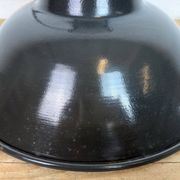 Lampe à pendentif en émail noir industriel d'Elektrosvit, années 1960.