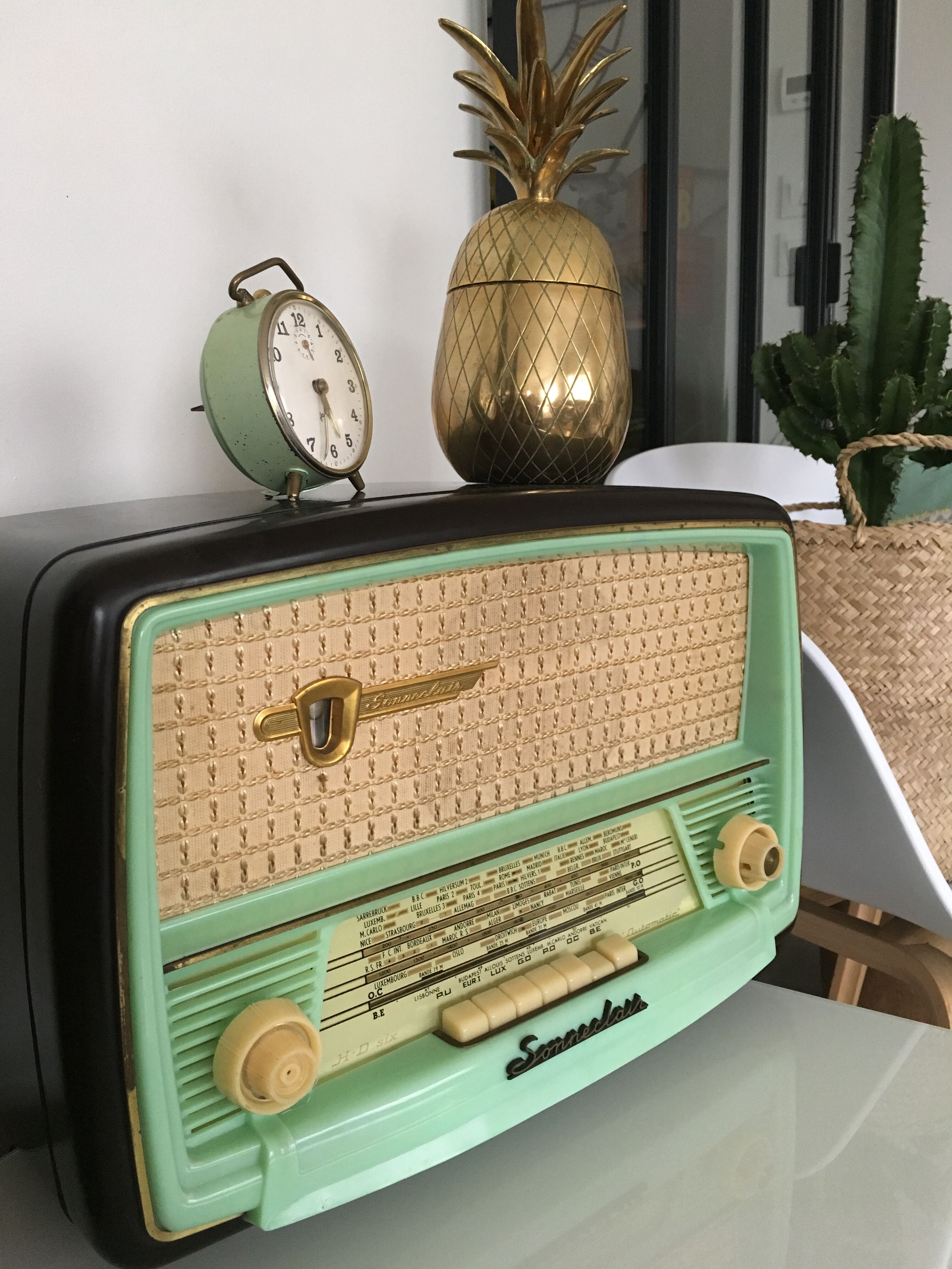 Vintage Sonneclair radio station