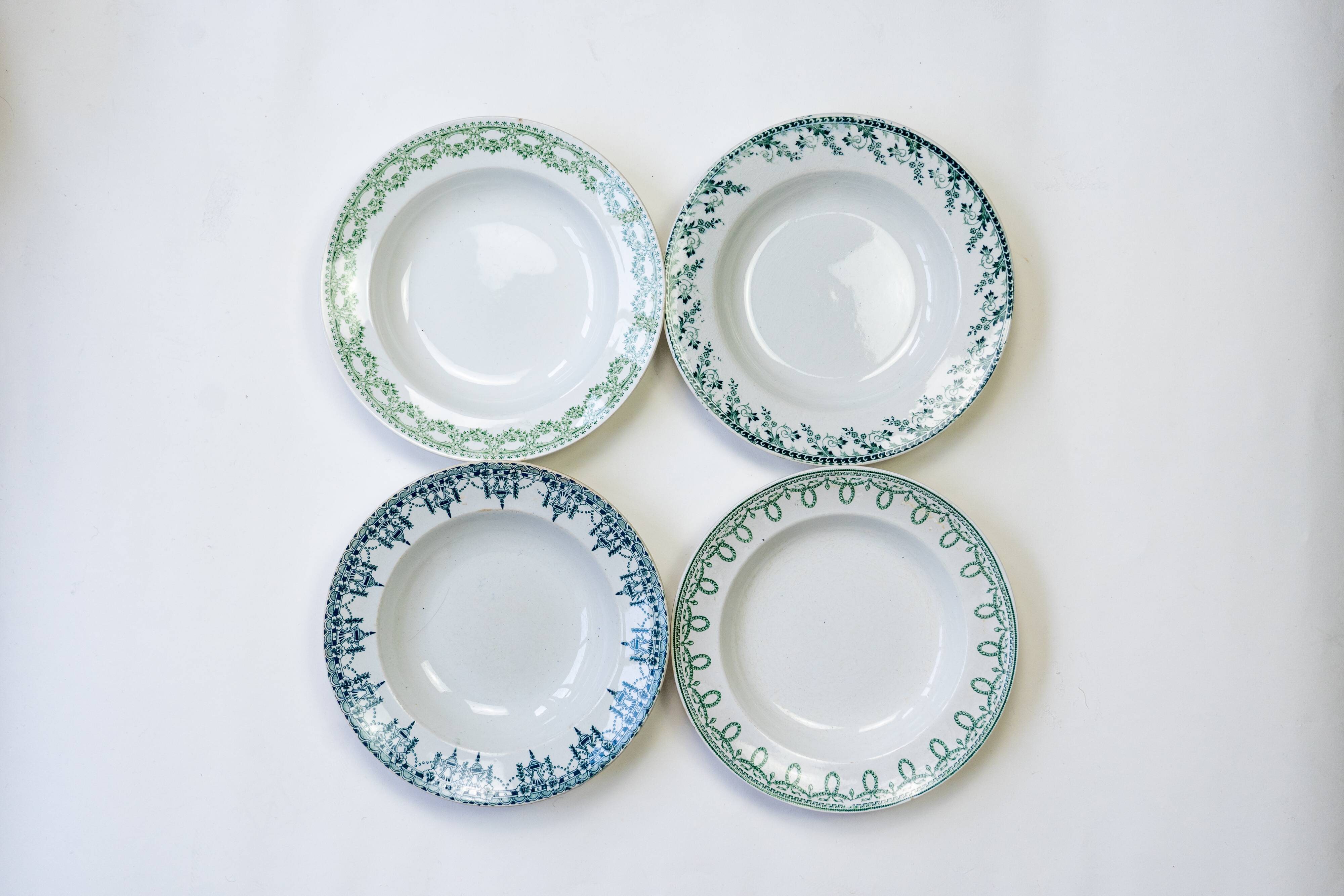 4 assiettes et 1 nappe — Les petits plats dans les grands #01