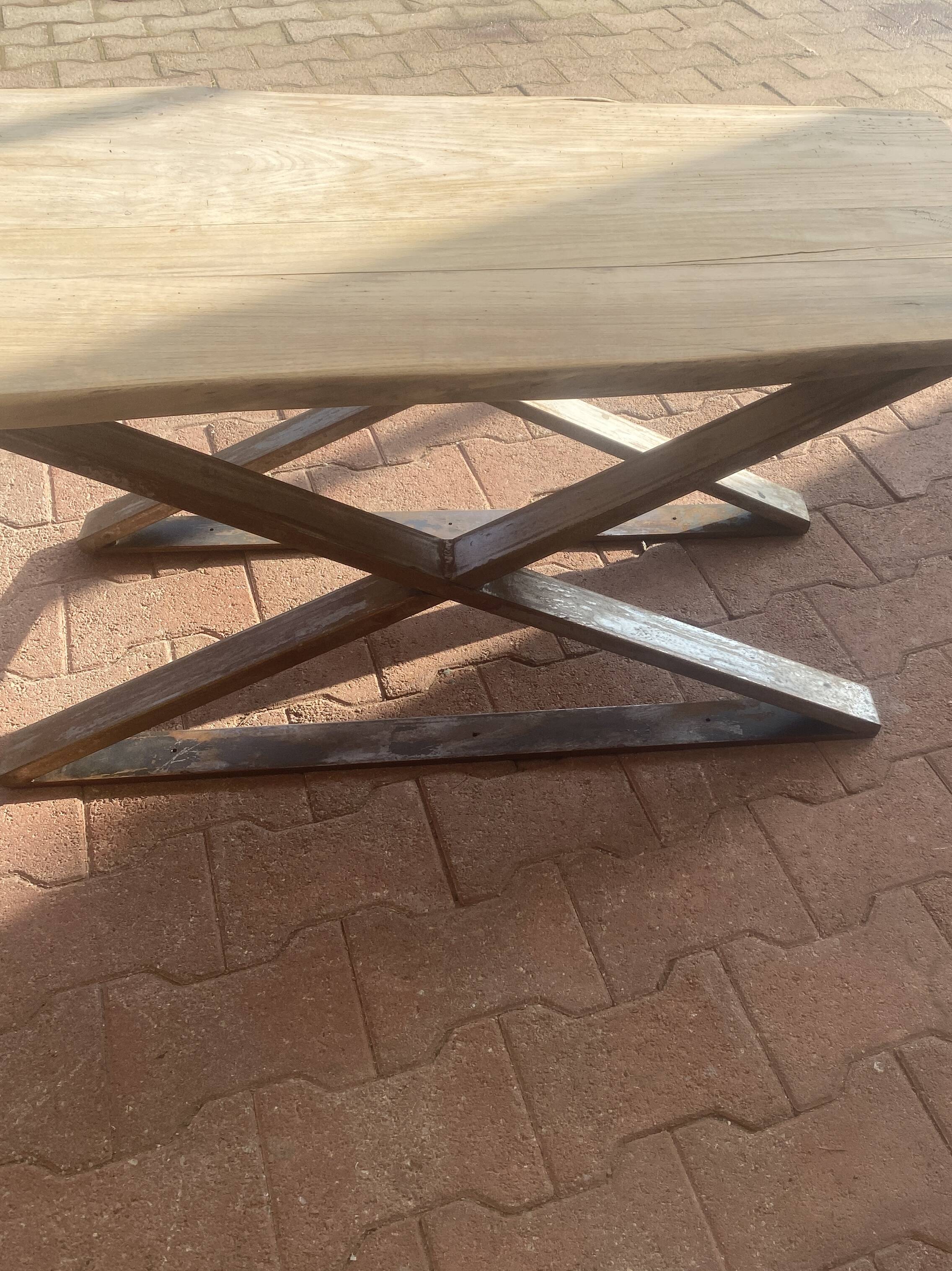 Coffee table with metal leg
