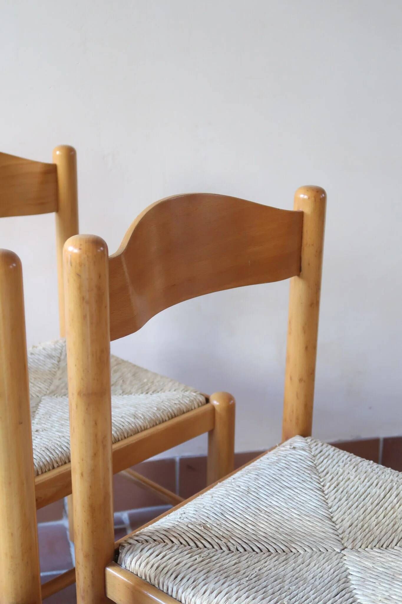 4 solid pine chairs, straw seats, shaped backrest.