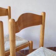 4 chaises en pin massif, assises paillées, dossier chantourné