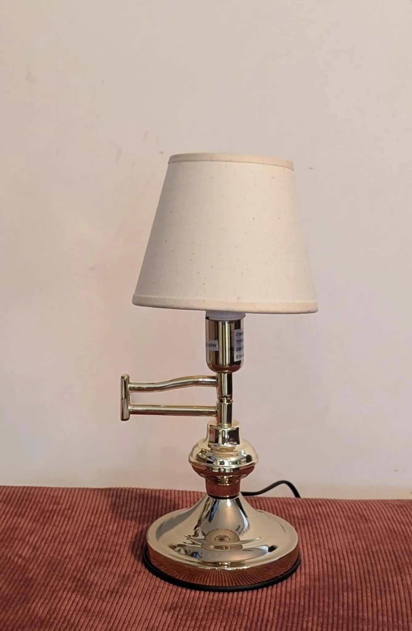 Vintage table lamp in woven rattan, honey colour & beige lampshade –