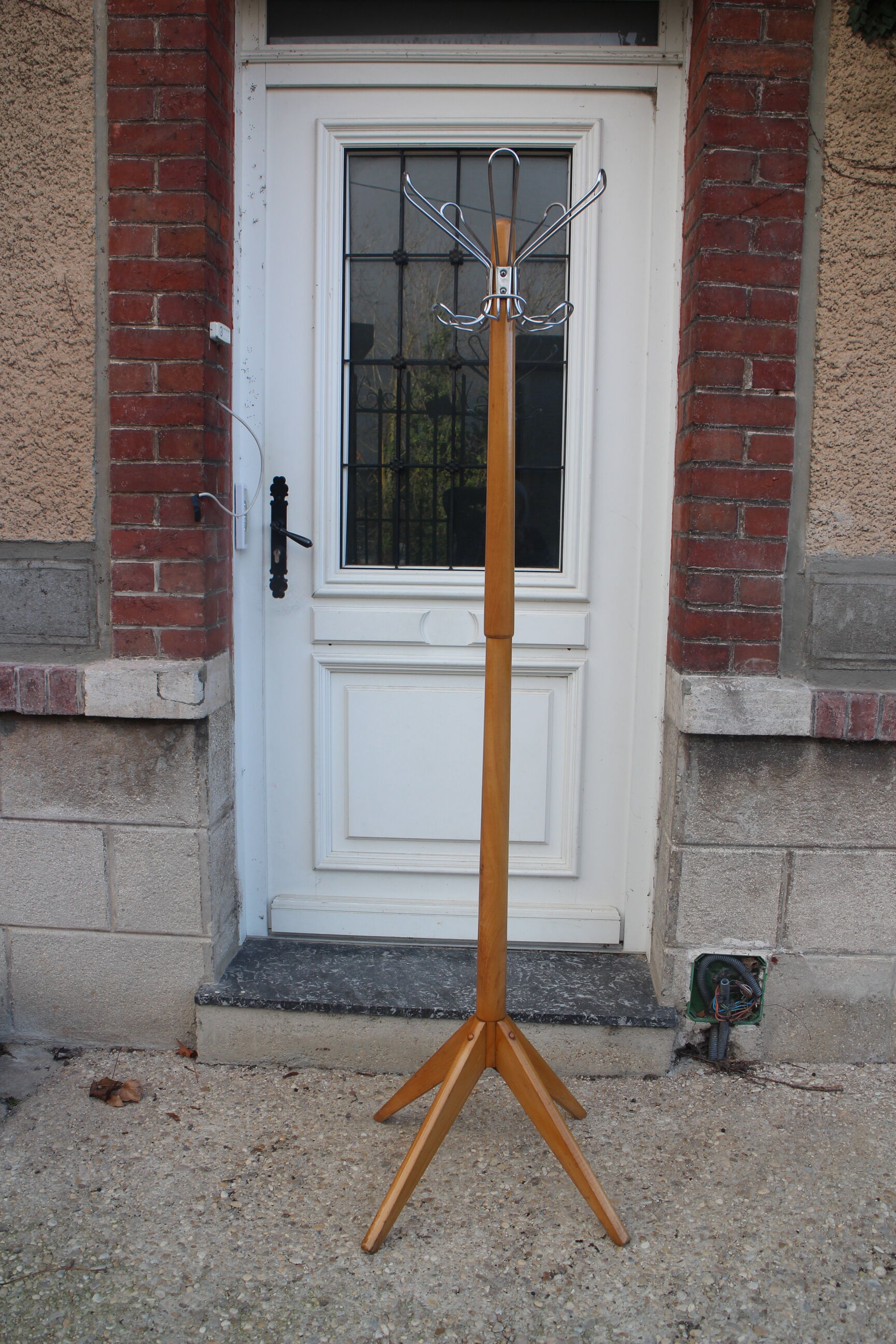 Parrot coat rack with compass feet