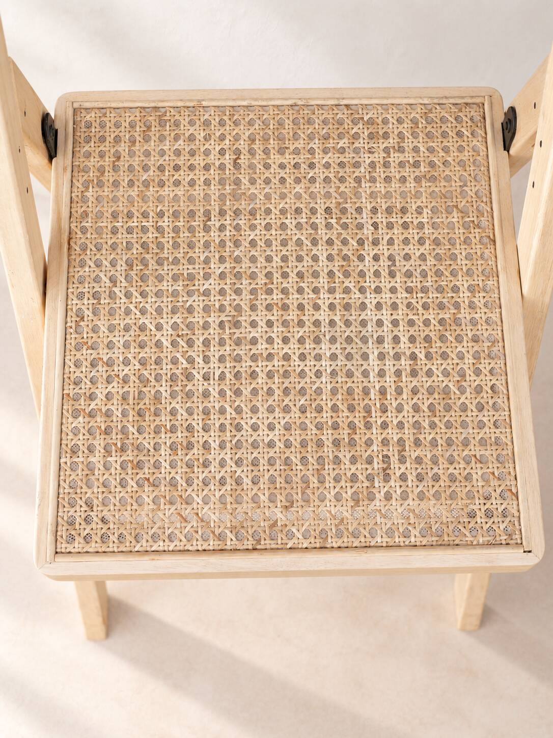 Paire de chaises pliantes en cannage et bois