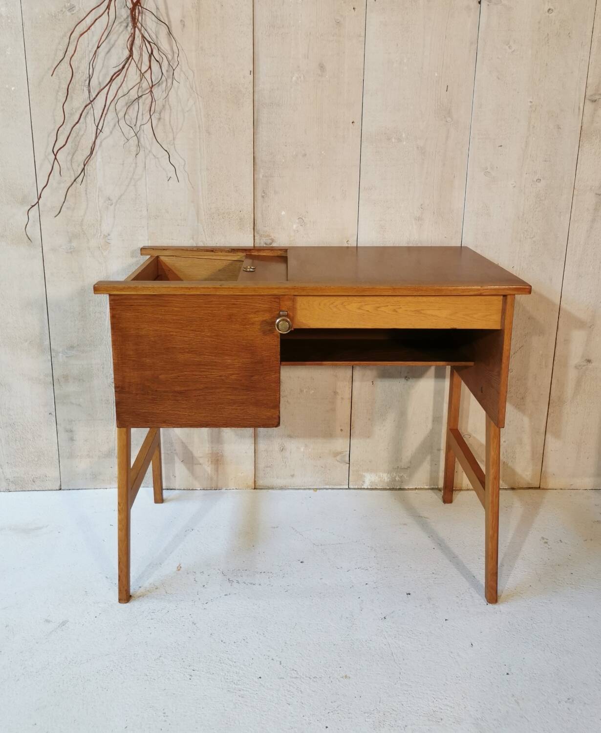 Spindle leg desk