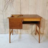 Spindle leg desk