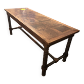 Longue table en bois massif
