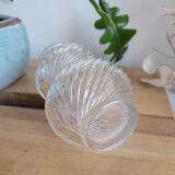 Vase en verre moulé