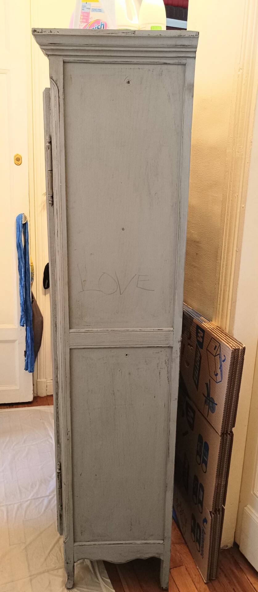 Antique glass-fronted cabinet in pearl grey – country house spirit