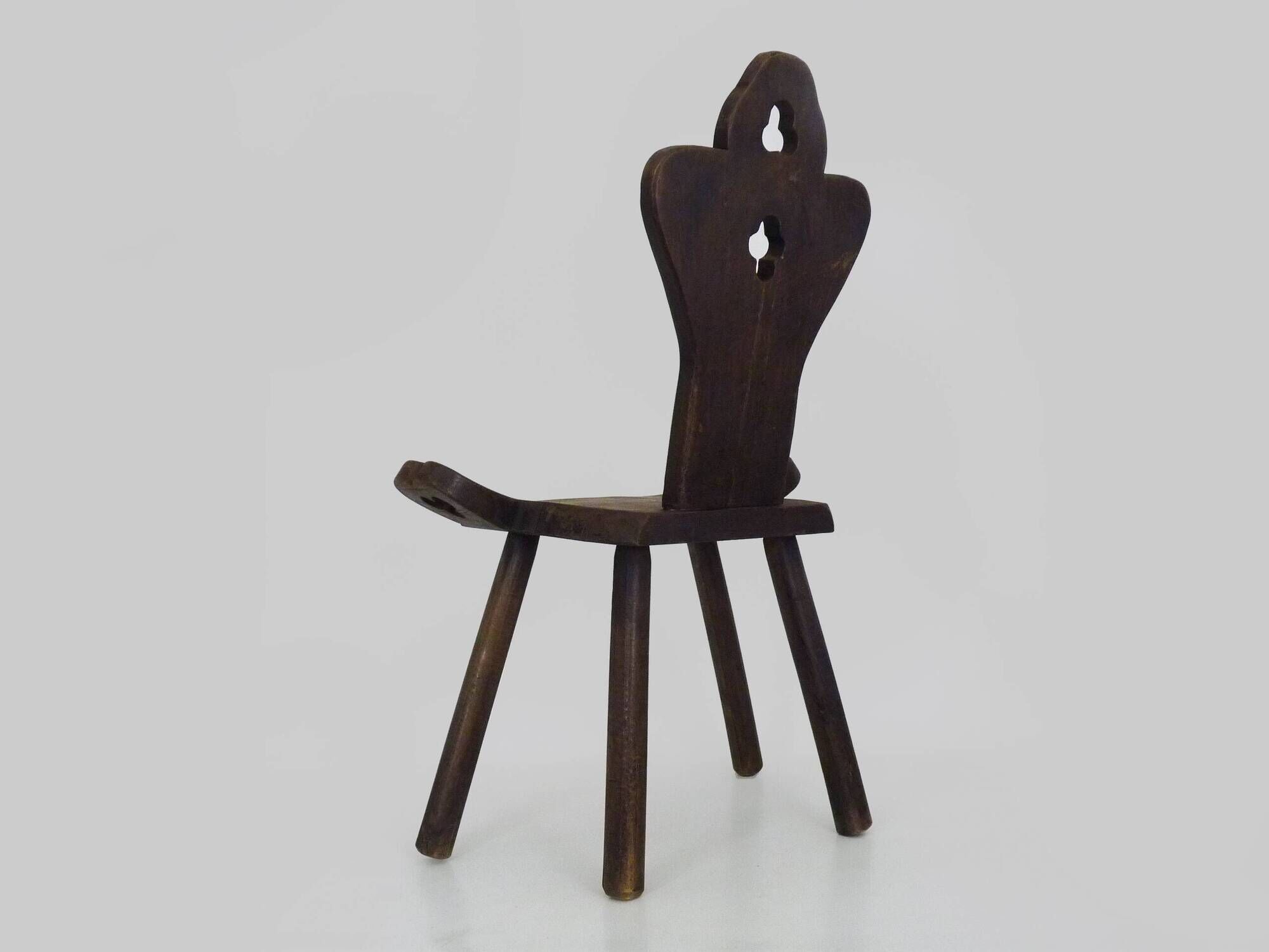 Brutalist tripod chair in raw wood. Solid wood chair. 1960s.