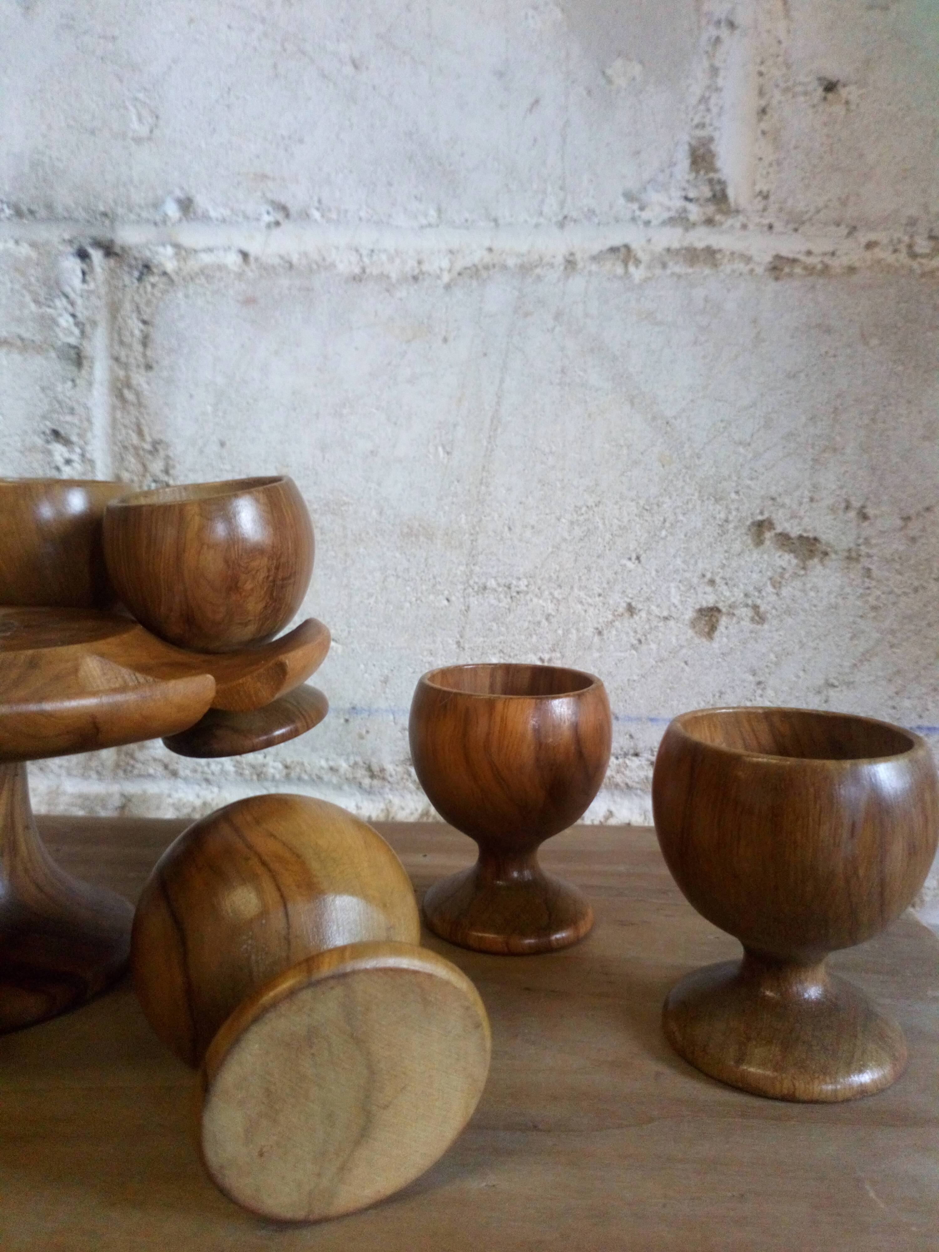 Six coquetiers en bois tourné sur leur presentoir
