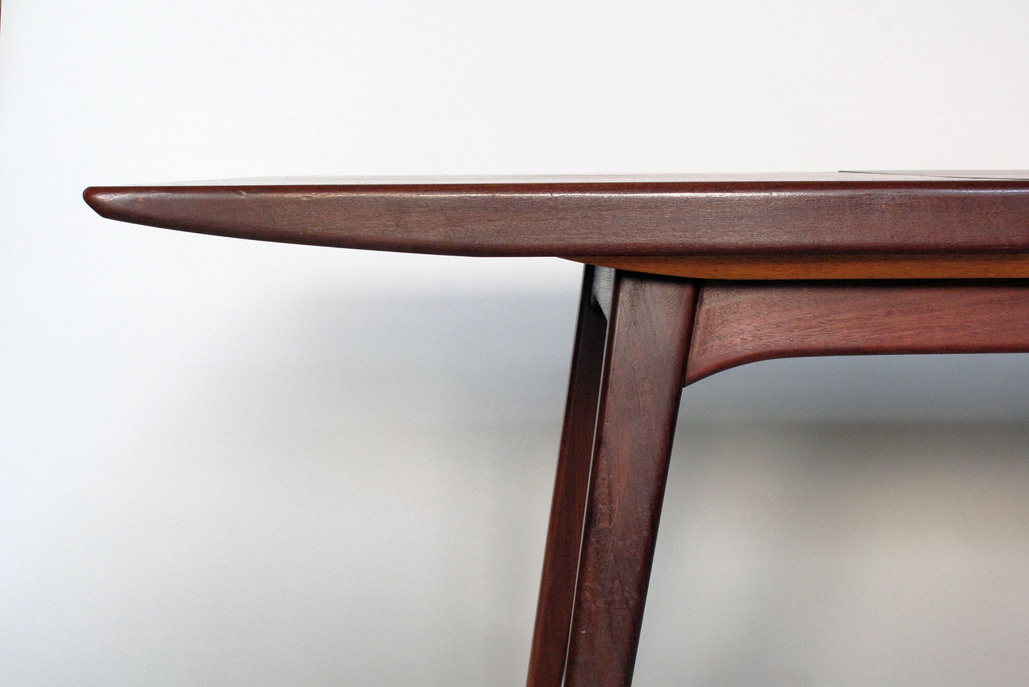 Table 'Milan' de Louis van Teeffelen for Wébé