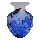 Vase balustre en verre, motif fleurs, signé