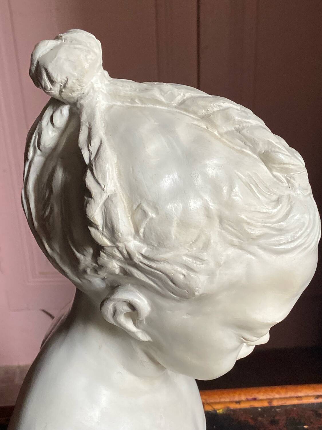 Sculpture en plâtre, buste d’enfant la boudeuse