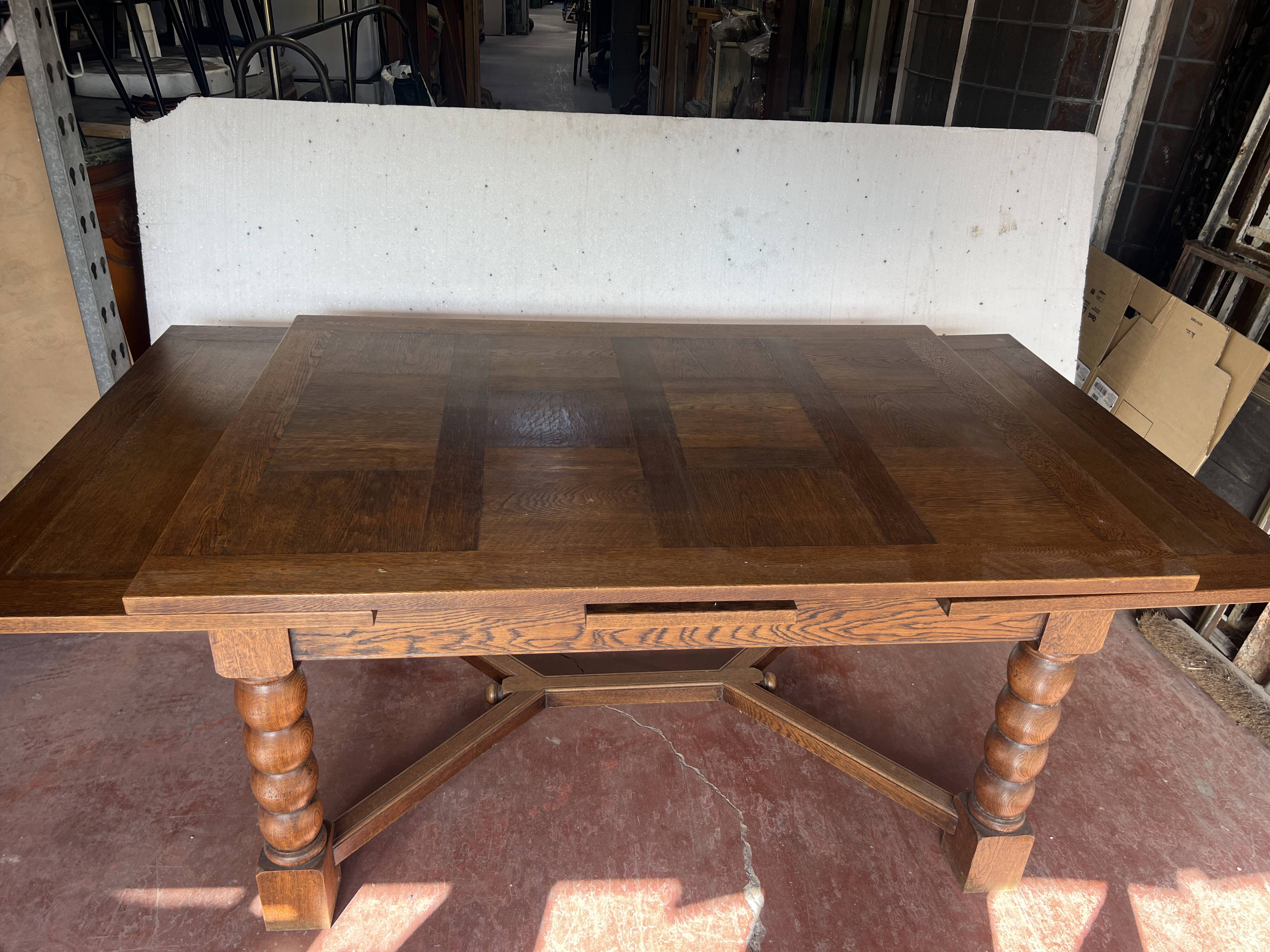 Renaissance-style solid oak table, 20th century.