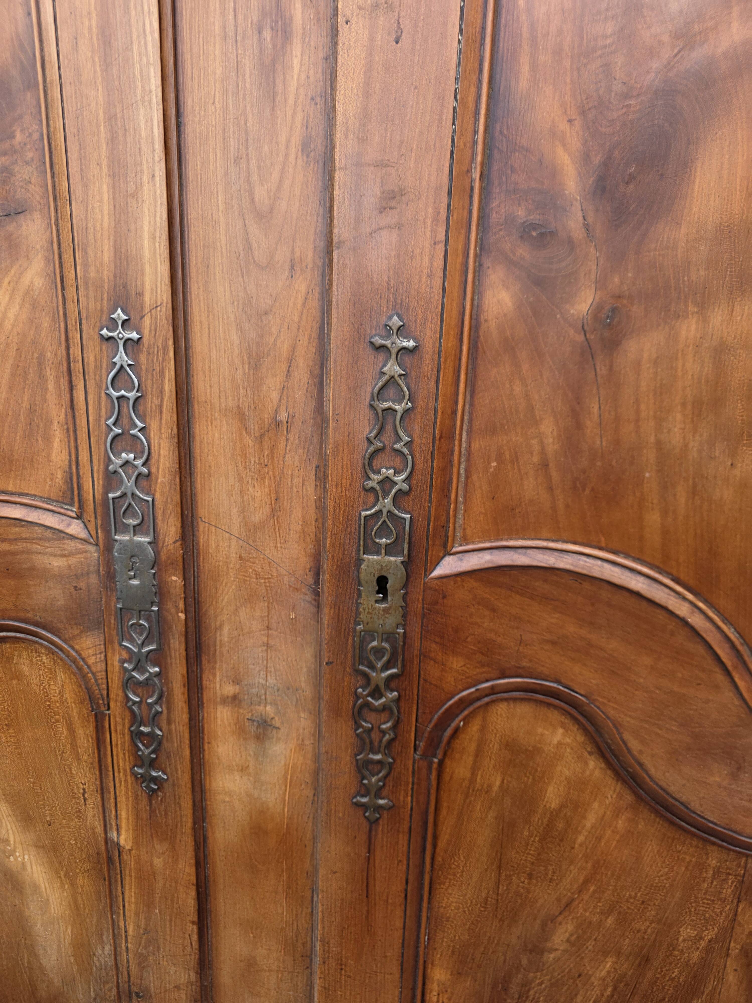 Paire de portes de placard style Louis XV en merisier massif