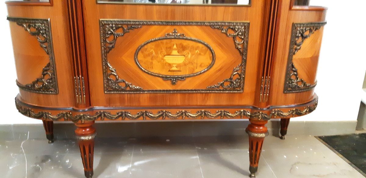 Showcase Louis XVI style, twentieth realization, signed cabinetmaking JP Ehalt of very good quality.