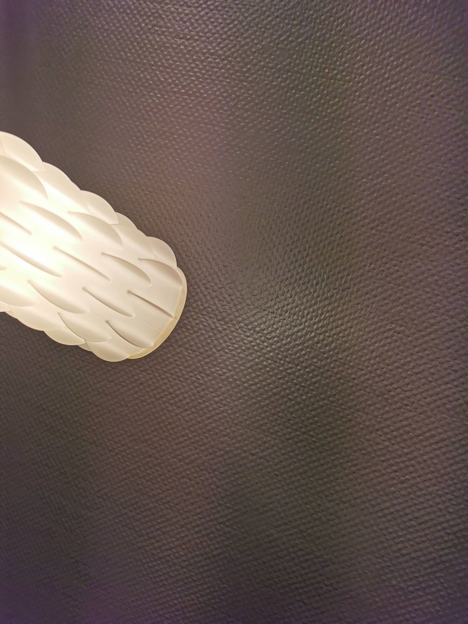 Lampe suspendue modèle Contour, conçue par Lars Schiøler et réalisée par Høyrup Lighting dans les années 1970.