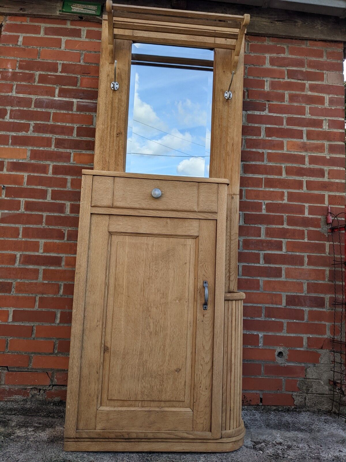 Entrance cloakroom