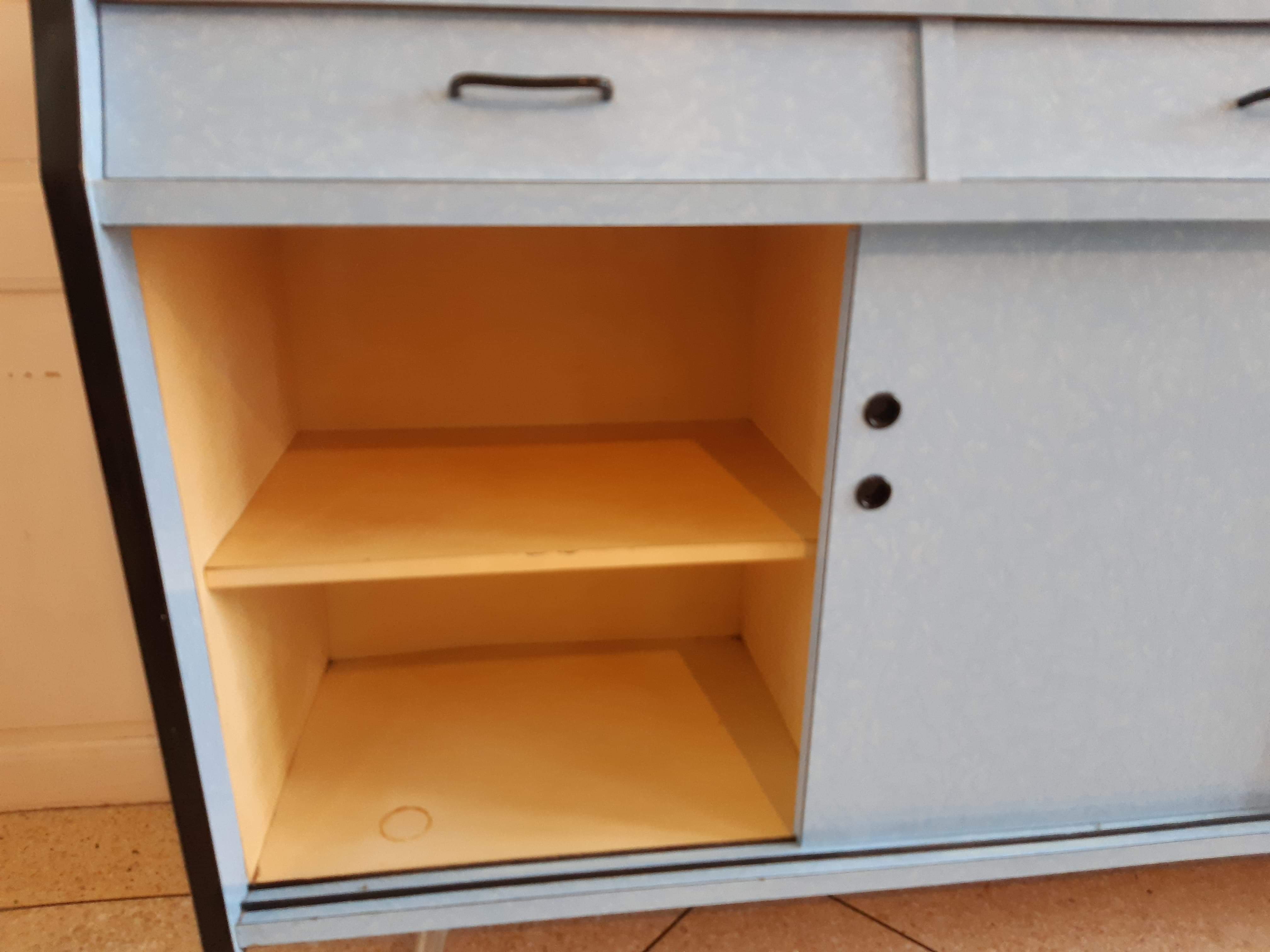Buffet kitchen low blue formica