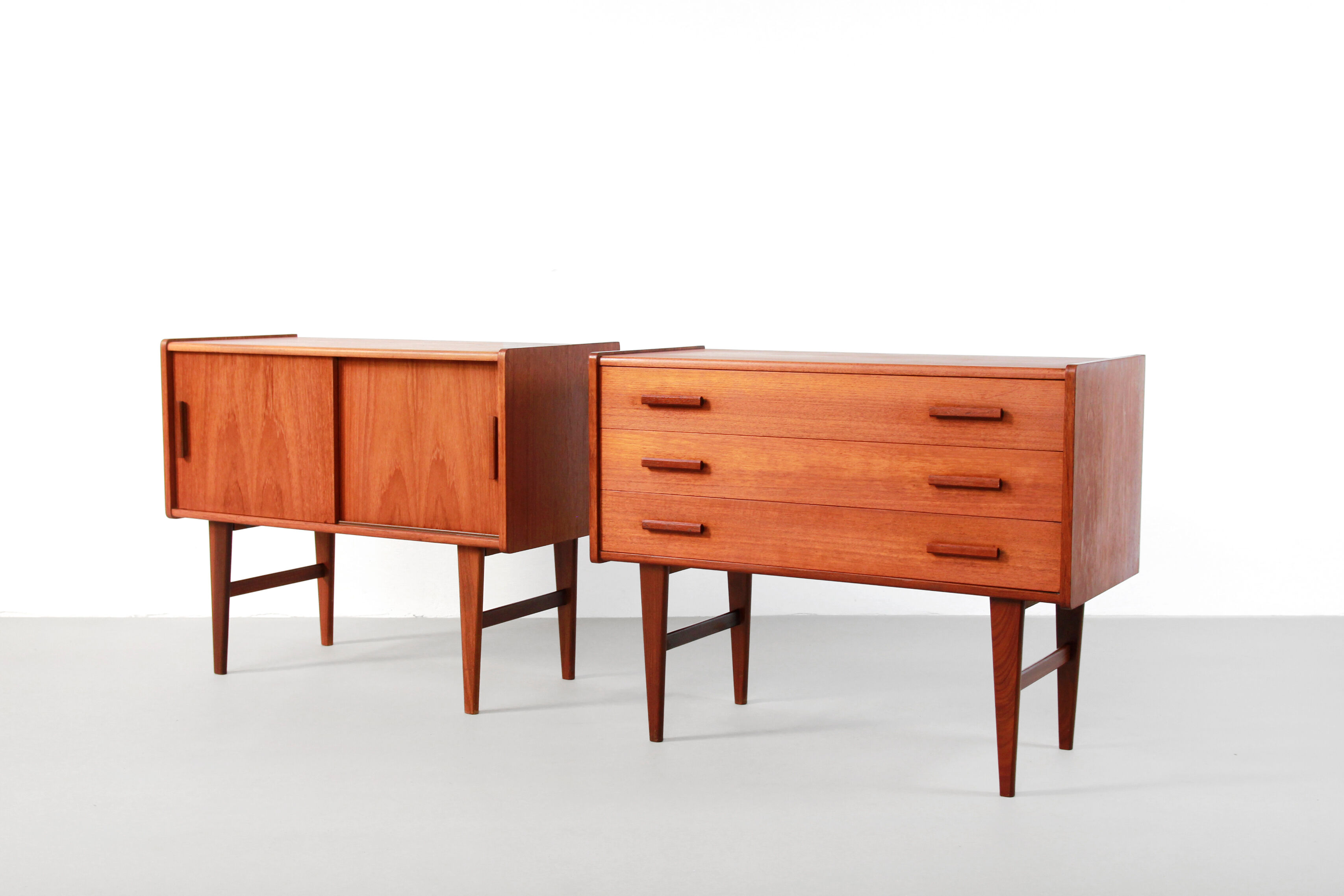 Ensemble de deux chevets de Design danois vintage teck
