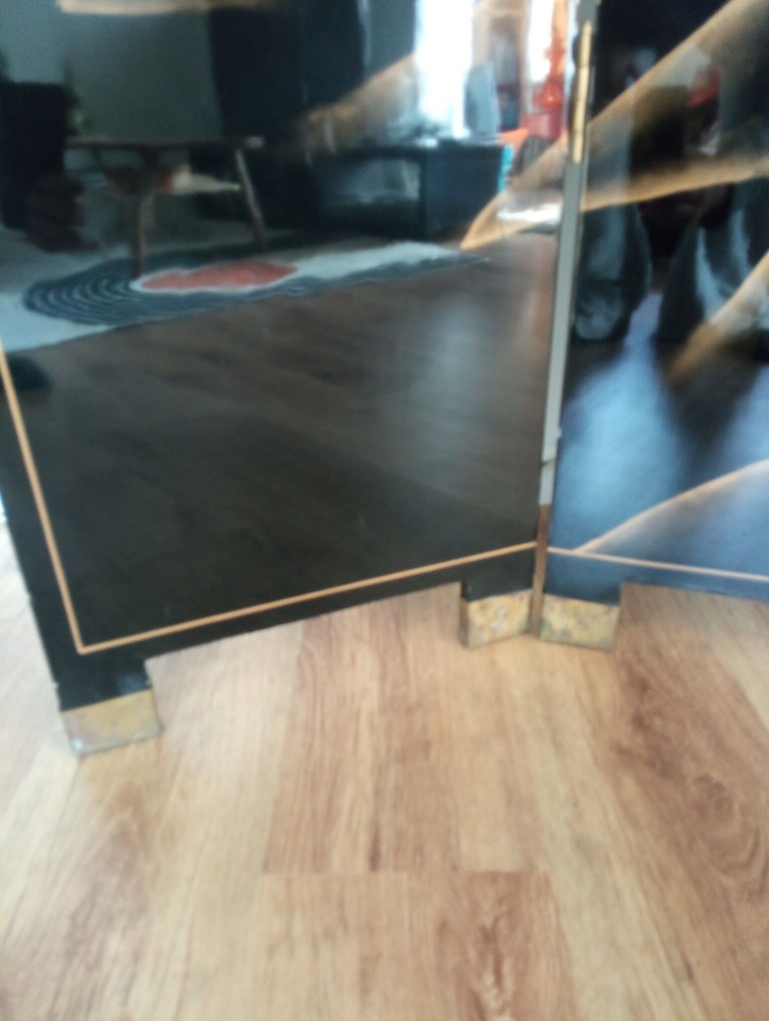 Lacquered screen with a horse pattern