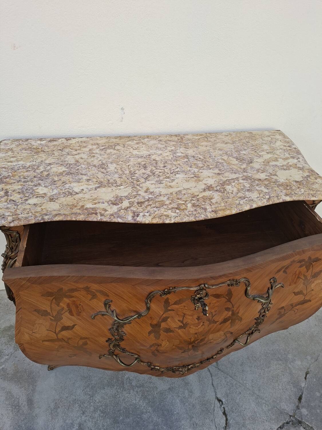Commode style Louis XV en marqueterie et bois de rose